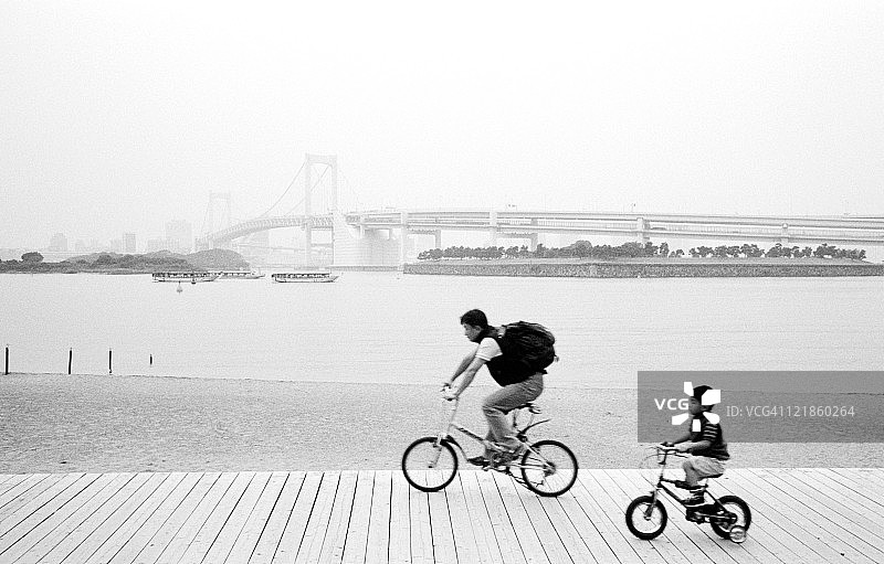 日本东京湾的骑行者图片素材