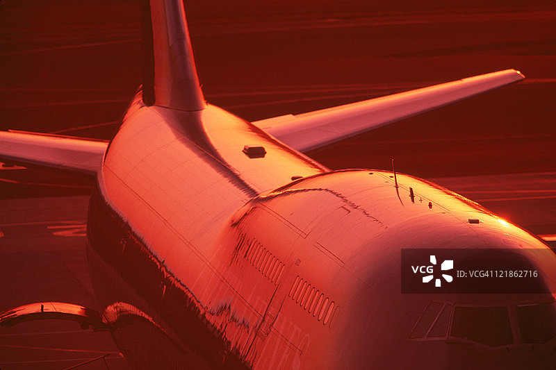 日本千叶县成田机场日落时分的波音747图片素材