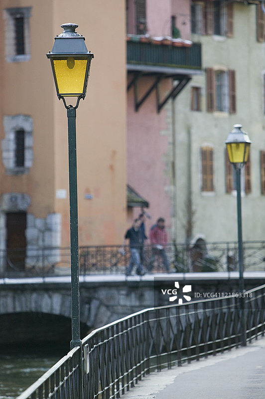 法国阿尔卑斯山，上萨瓦省阿讷西街灯图片素材