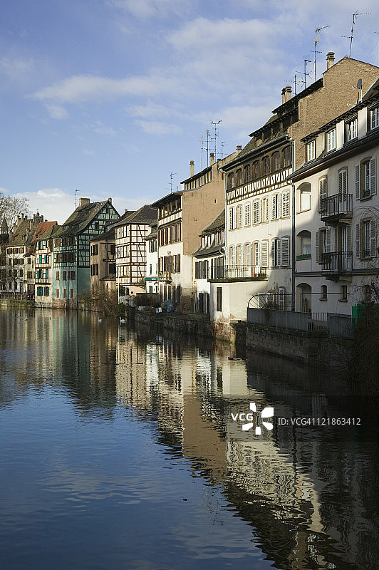 斯特拉斯堡小法兰西区伊尔河畔的房屋图片素材