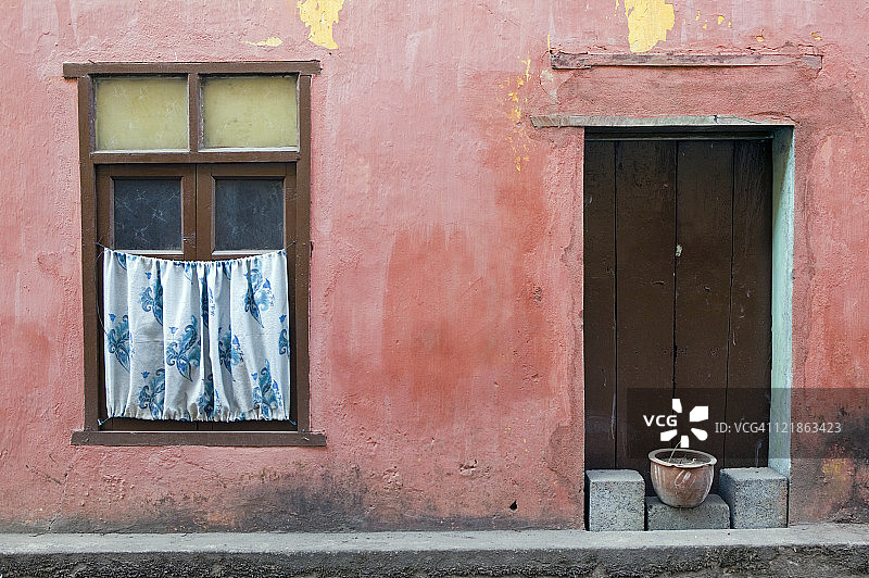 果阿帕纳吉圣多美彩色房屋正面图片素材