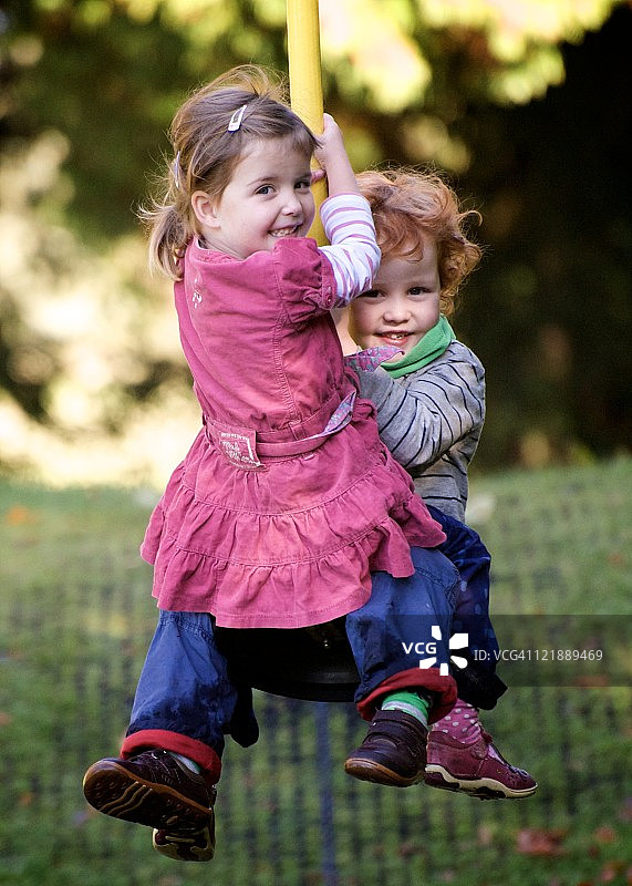 玩滑索的孩子们图片素材