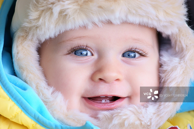 戴着暖和帽子的微笑男婴图片素材