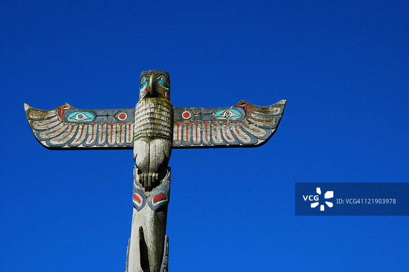 蓝天下的图腾柱图片素材