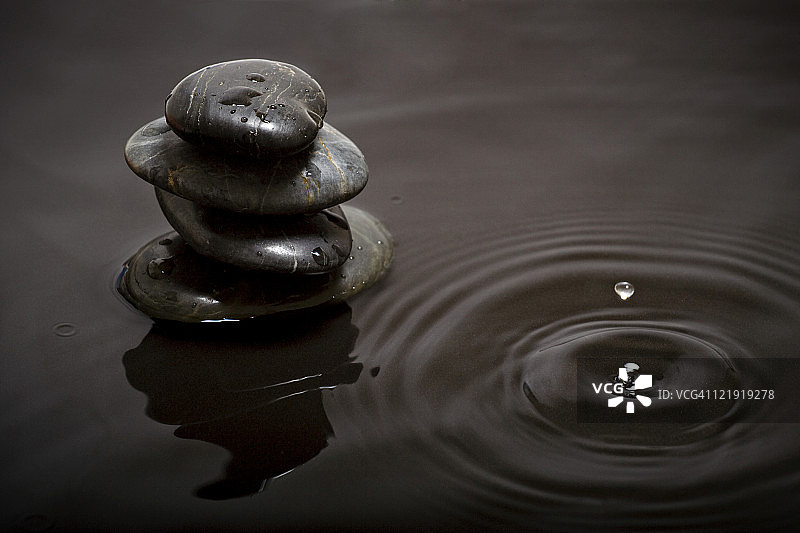 雨中堆叠的石头图片素材