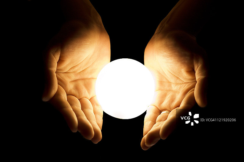 手拿发光球图片素材