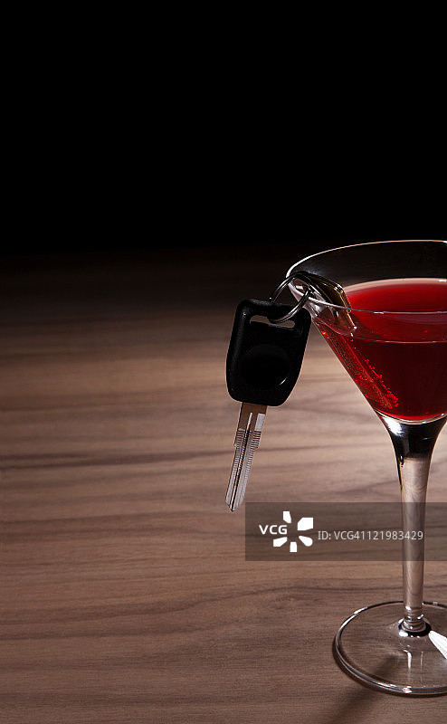 驾驶时饮用鸡尾酒及留白区域图片素材