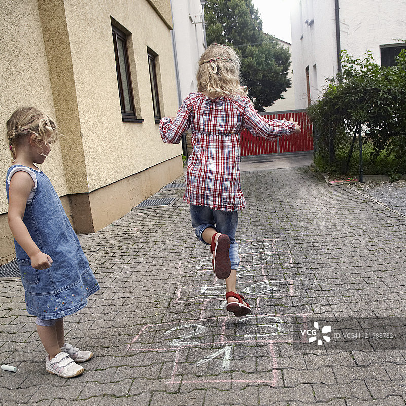 两个女孩玩跳房子游戏图片素材