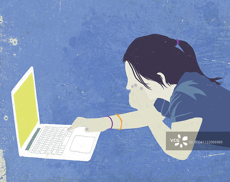 女孩使用笔记本电脑插画图片素材