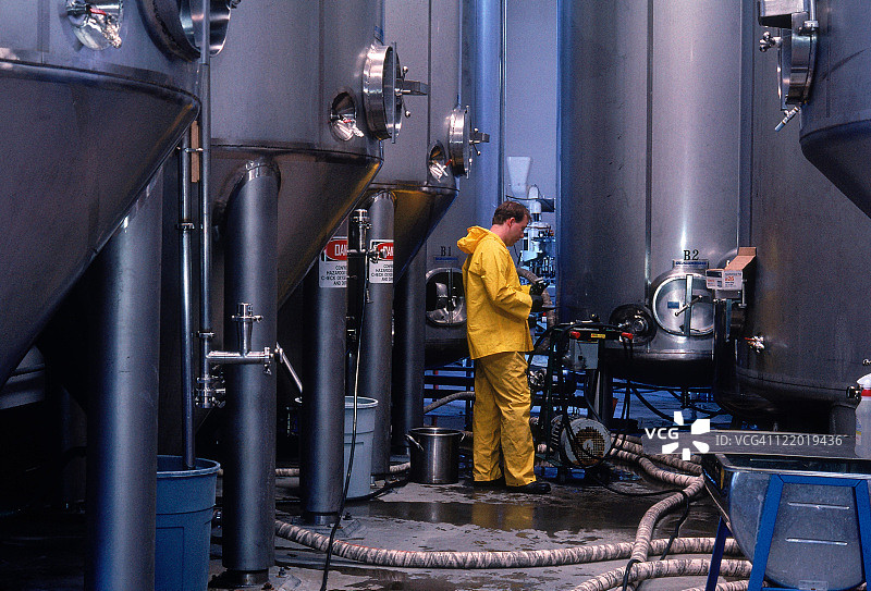 美国加利福尼亚州布拉格堡的精酿啤酒厂工人图片素材