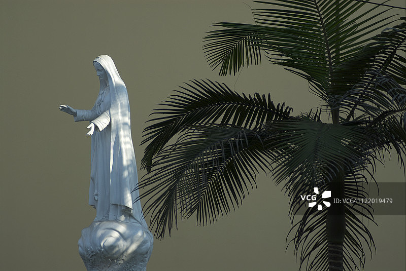 秘鲁利马米拉弗洛雷斯棕榈树旁的圣母玛利亚雕像图片素材