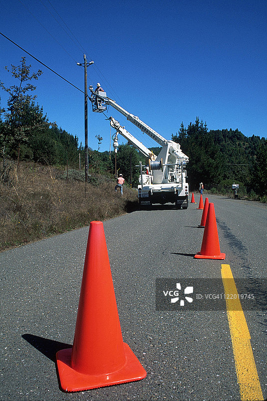 在加州加伯维尔维修电线杆的工人图片素材