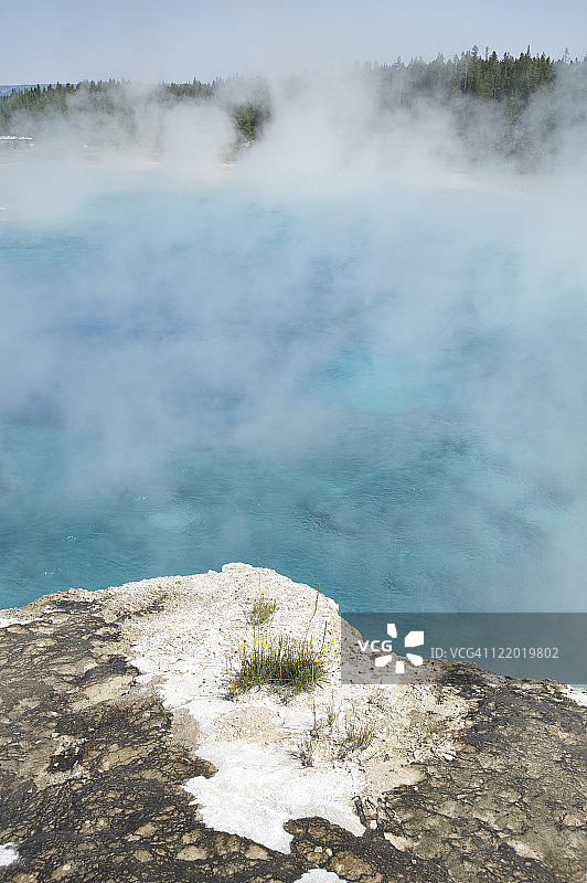 美国黄石国家公园蓝宝石池的蒸汽图片素材