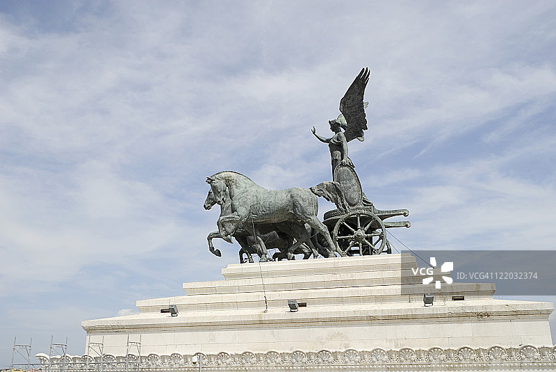 意大利罗马维托里奥·埃马努埃莱二世纪念碑上的胜利女神雕像图片素材