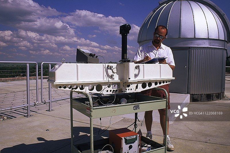 科学家使用多布森分光光度计图片素材