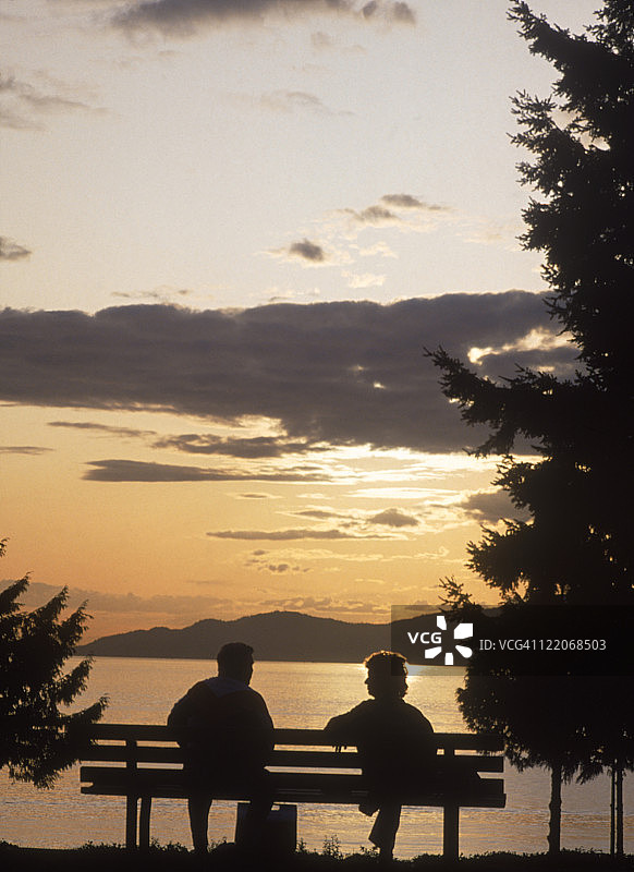 不列颠哥伦比亚省斯坦利公园的日落人群图片素材