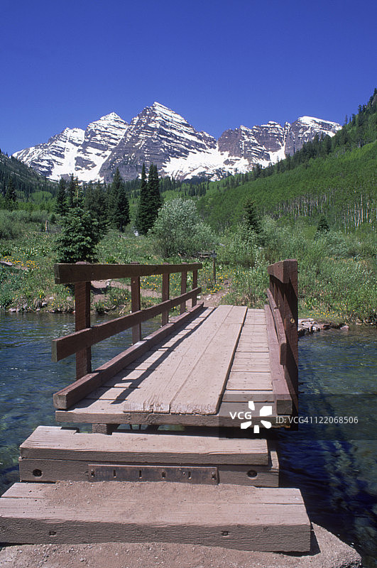 栗色湖的步行桥图片素材
