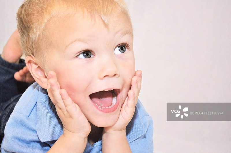 惊讶的孩子图片素材