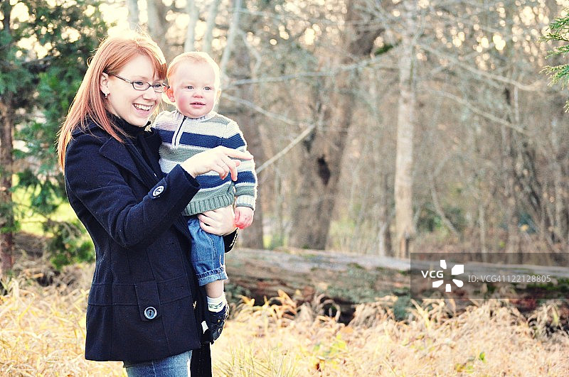 母子观赏鸭子图片素材