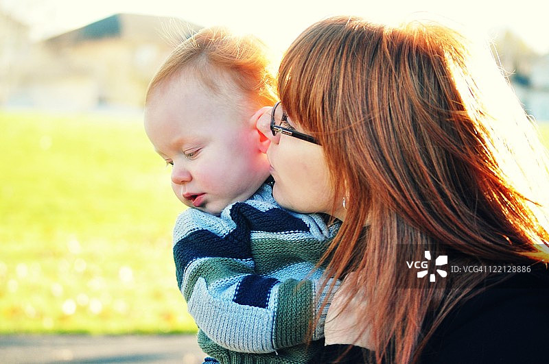 母亲亲吻儿子图片素材