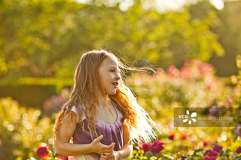 站在花园里的女孩图片素材