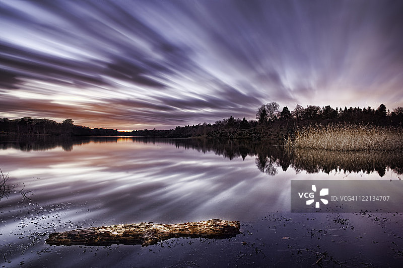湖面上壮观云层的日落图片素材
