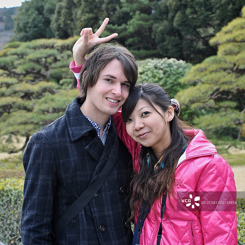 在日本花园前的一对情侣图片素材