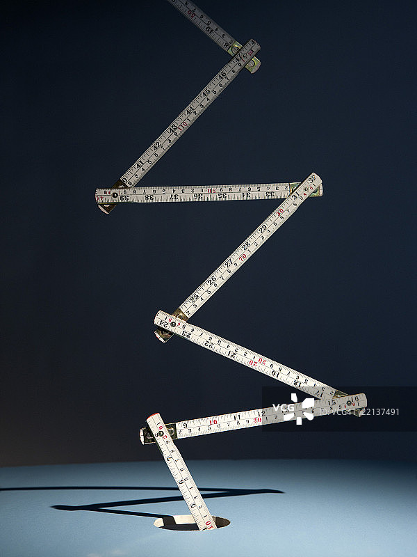 从孔中伸出的木制测量尺图片素材