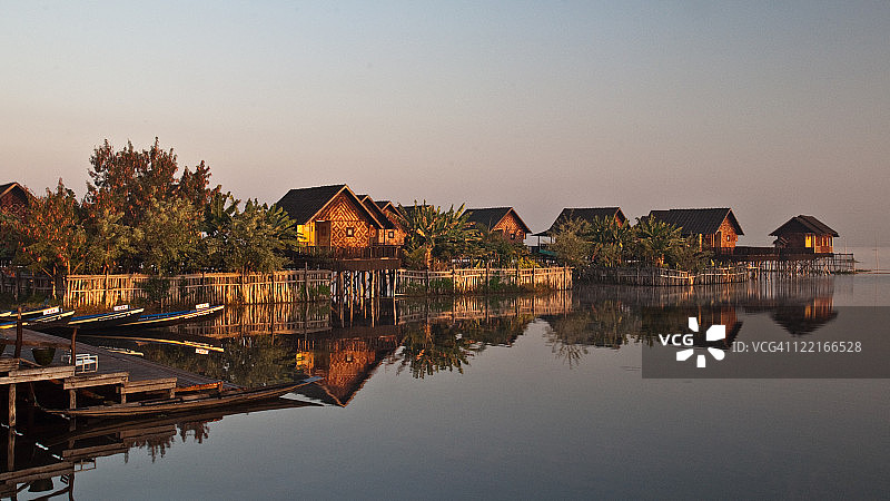 茵莱湖上的小屋图片素材