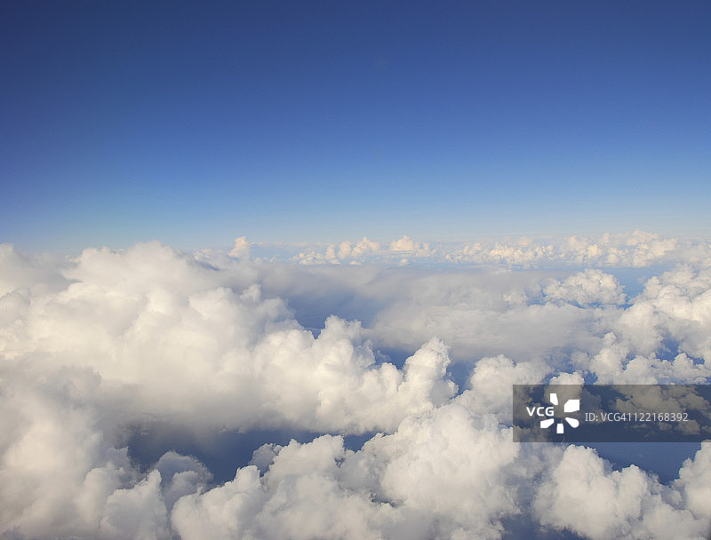 蓝天中蓬松的白云图片素材