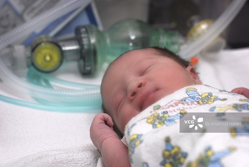 医疗保健：妇产医院病房中的新生儿保育箱图片素材