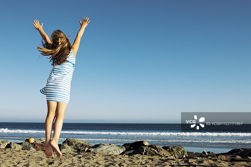 女孩跳跃背影图片素材