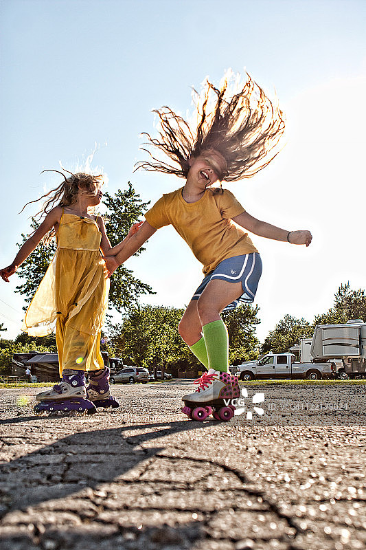 两个女孩玩轮滑图片素材