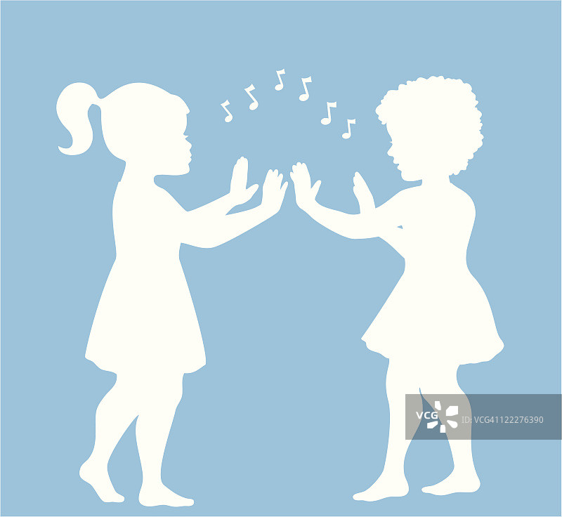 唱歌和玩拍手游戏的小女孩们图片素材