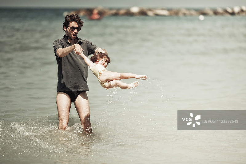 父女在海滩玩耍图片素材