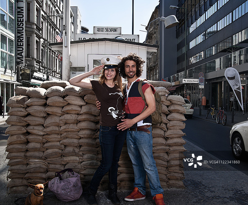 情侣在查理检查站微笑图片素材