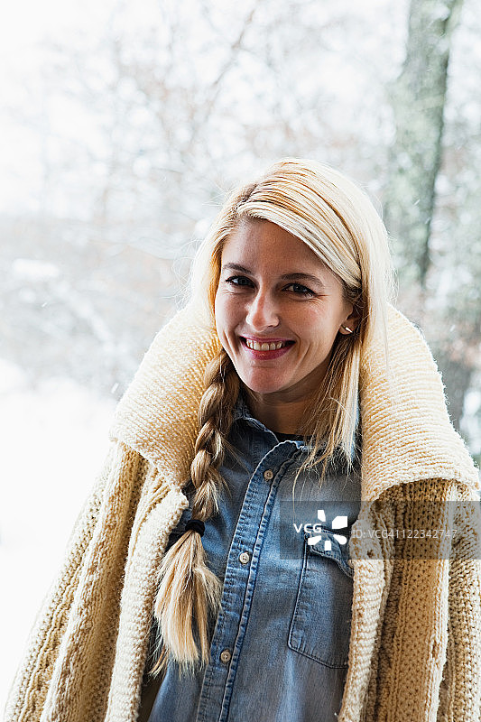 身穿开衫的中年妇女肖像图片素材