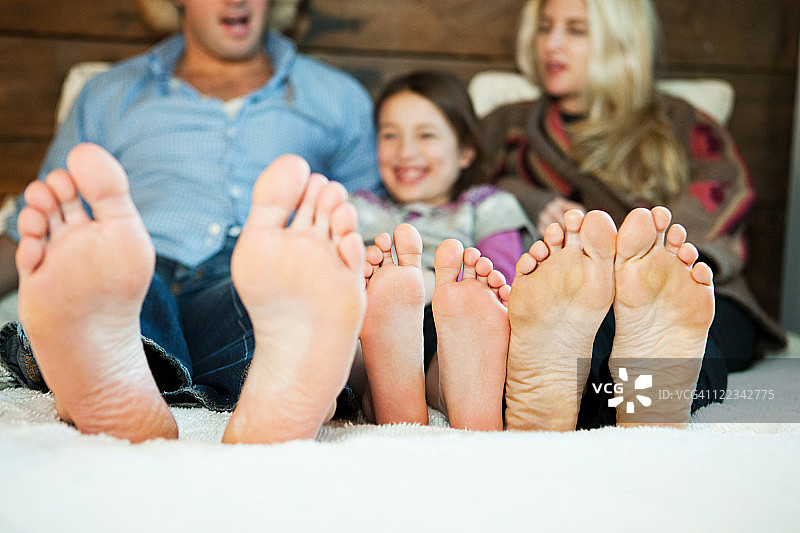 在床上光着脚的家庭图片素材