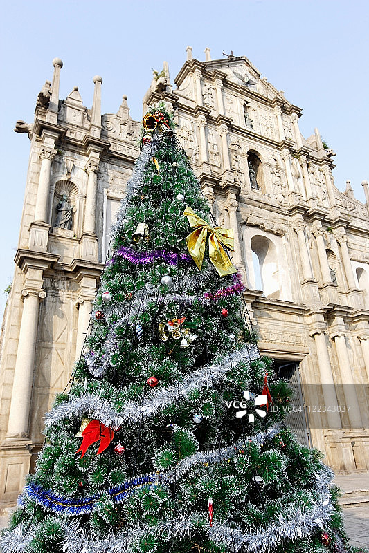 中国澳门大三巴牌坊前的圣诞树图片素材