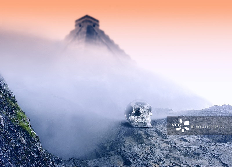 水晶头骨和玛雅金字塔艺术作品图片素材