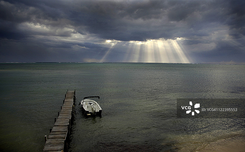 暴风雨的午后图片素材