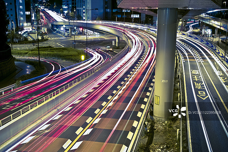 夜晚高速公路上的模糊尾灯图片素材