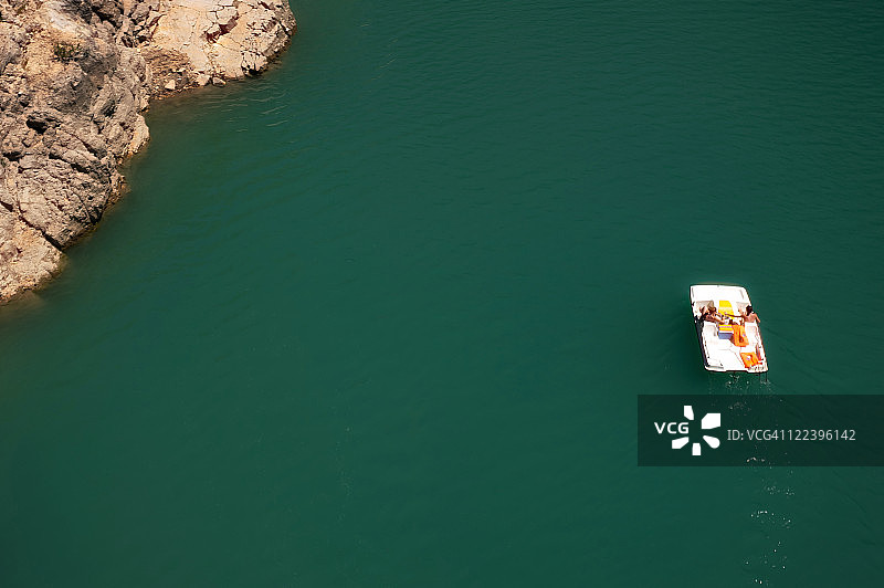 人们在韦尔东峡谷踩脚踏船图片素材