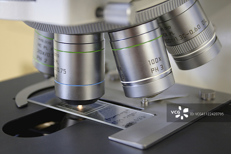 显微镜物镜和载玻片图片素材