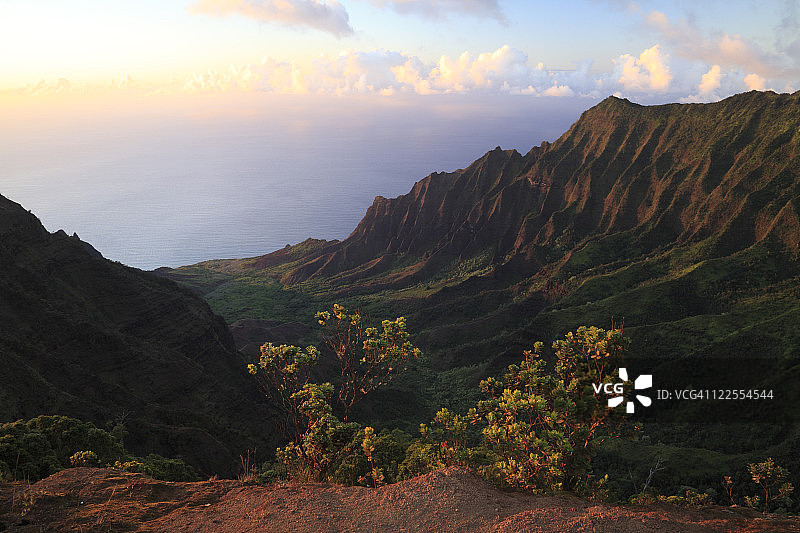 美国夏威夷考艾岛纳帕利海岸的傍晚图片素材