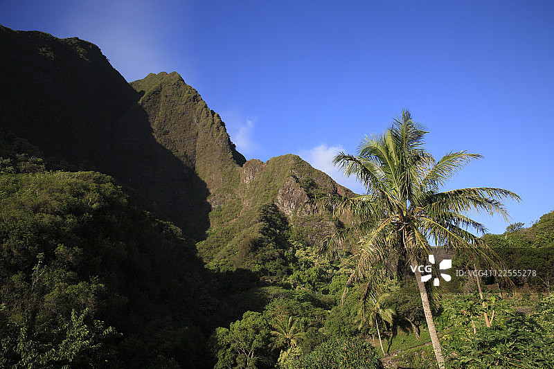 美国夏威夷毛伊岛的山脉和蓝天图片素材
