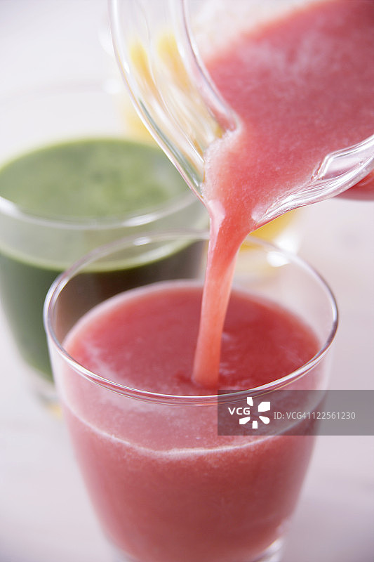 蔬菜汁倒入玻璃杯中图片素材