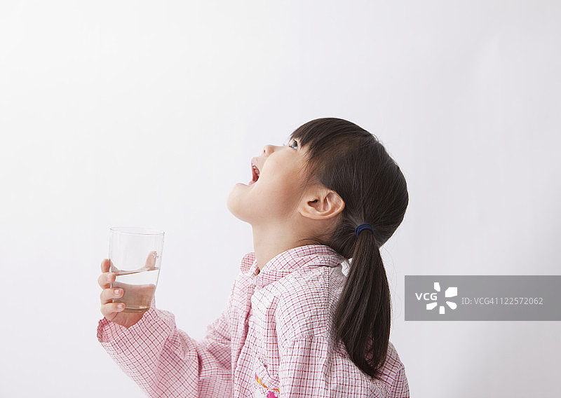 女孩在漱口图片素材