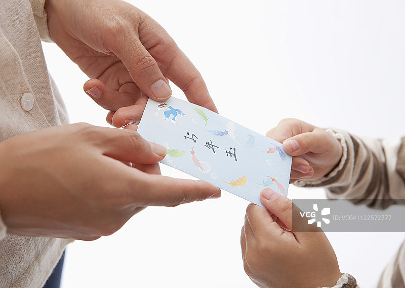 儿童收到新年红包图片素材