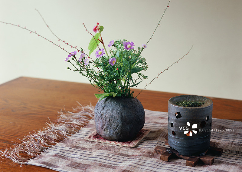 茶香炉和插花图片素材